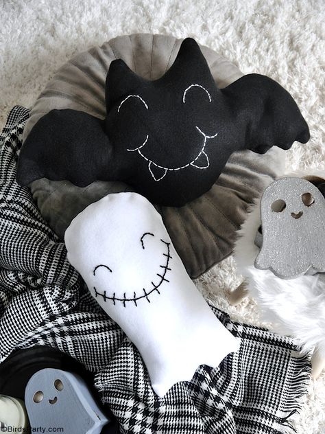 Cute DIY Halloween Throw Pillows - easy Halloween accent pillows to make and decorate your home! It's also a great craft activity to make with kids! by BirdsParty.com @birdsparty #diy #halloween #halloweendecor #halloweencushion #halloweenpillow #cutehalloween #cozyhalloween #halloweencrafts Halloween Pillows Diy, Pillows To Make, Halloween Throw Pillows, Halloween Craft Activities, Pillows Diy, French Crafts, Halloween Throw Pillow, Halloween Pillows, Craft Activity