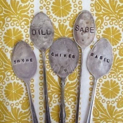 One day when I have a HUGE garden...Make your own spoon tags Herb Markers, Diy Herb Garden, Garden Labels, Antique Spoons, Pallet Patio, Vintage Spoons, Garden Markers, Plant Markers, Back To Nature