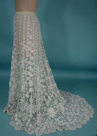 Antique Dress Crochet Skirts, Diy Vetement, Look Retro, Irish Lace Crochet, Lace Outfit, Antique Dress, Linens And Lace, Vintage Gowns, Retro Mode