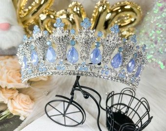 Quinceañera Crowns, Quince Accessories, Light Blue Crown, Blue Tiara, Princess Tiaras, Maternity Shoots, Crown For Women, Happy Jewelry, Princess Jewelry