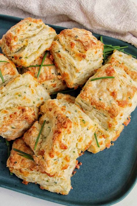 I'm obsessed with these cheddar chives biscuits. They're SUPER flaky, with lots of layers! I love cheesy biscuits, especially as a side dish for Thanksgiving. Biscuits are the best and quick homemade bread to make! This recipe is really easy and you probably already have most of the items in your fridge. Instead of using buttermilk, this recipe uses Greek yogurt. Cheddar Green Onion Biscuits, Thanksgiving Biscuits, Quick Homemade Bread, Cheddar Chive Biscuits, Yogurt Biscuits, Chive Biscuits, Cheddar Biscuit, Cheesy Biscuits, Bread To Make