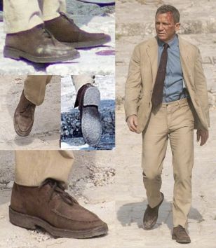 James Bond (Daniel Craig) wearing the Drake's Crosby Moc-Toe Chukka Boots on the No Time To Die set in Matera, Italy Desert Boots Outfit, Daniel Craig Suit, James Bond Daniel Craig, James Bond Outfits, James Bond Suit, Daniel Craig Style, Bond Outfits, Bond Suits, Mens Suit Style