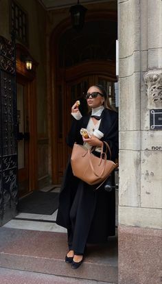 Old Money Black Outfit, Mini Bag Outfit, Outfit Uni, Polene Bag, Black Coat Outfit, Paris Lifestyle, October Outfits, Purse Outfit, Fall Fashion Trends Women