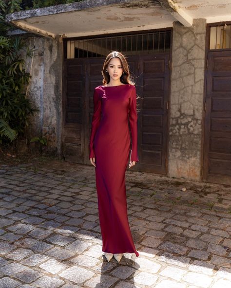 Prom Dress Dark Red, Silk Dress Prom, Red Dress Wedding, Simple Maxi Dress, Simple Maxi, Prom Dresses Elegant, Evening Dresses Elegant, Special Occasion Dresses, Boat Neck