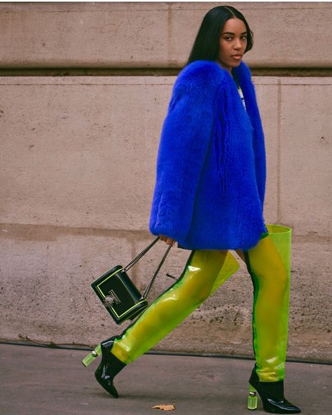 @alealimay Clear Boots, Walking Down The Street, Women Fashion Edgy, Year 2000, Black Women Fashion, Neon Blue, Design Collection, Fashion Week Street Style, Fashion 2018