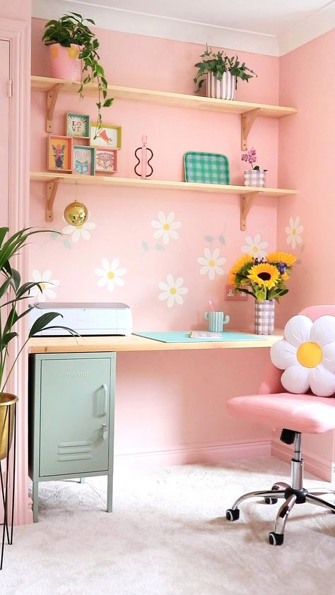 Pink office Colorful Office Space, Bureau D'art, Pink Home Office, Pastel Interior, Big Girl Bedrooms, Pink Office, Pastel House, Interiors Inspiration, Cactus Pot