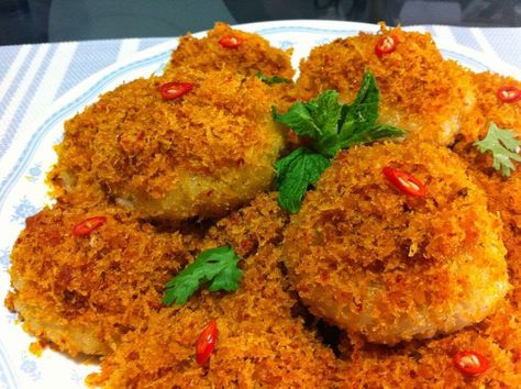 Baking's Corner: Steamed Glutinous Rice with Spicy Grated Coconut - Indonesian Ketan Serundeng Mini Rice Cooker, Malaysian Dessert, Beras Ketan, Rice Desserts, Asian Cake, Malay Food, Steamed Cake, Chinese Dessert, Asian Snacks