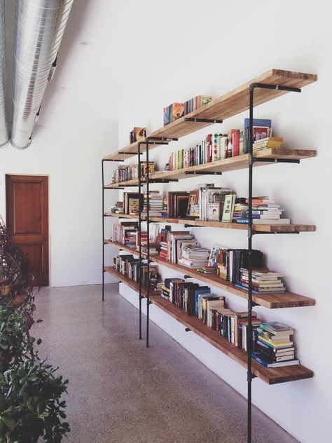 Floating Bookshelves, Home Library Design, Regal Design, Bookshelf Design, Wall Bookshelves, Cabinetry Design, Living Room Shelves, Wooden Crates, Home Library