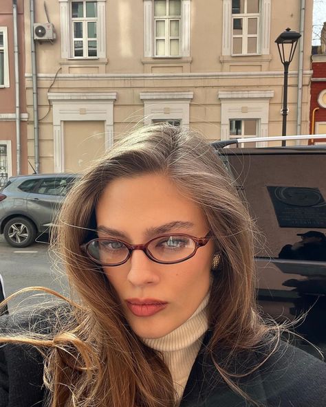 Models Wearing Glasses, Oval Glasses Aesthetic, Glasses Inspo Women, Eyeglasses Outfit, Blue Light Glasses Aesthetic, Heart Shaped Face Glasses, Round Face Glasses Frames, Eyeglasses For Oval Face, Cherry Jeans