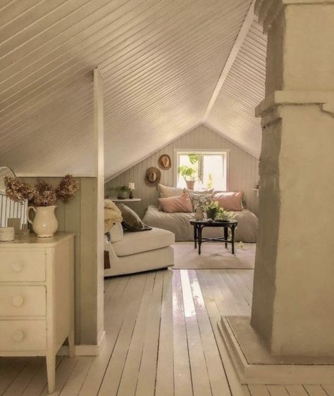 Cottage Attic Bedroom, Cottages Interiors, Attic Bedroom Designs, Casa Country, Attic Bedrooms, Cottage Bedroom, Attic Bedroom, Dream Apartment, Dream House Interior