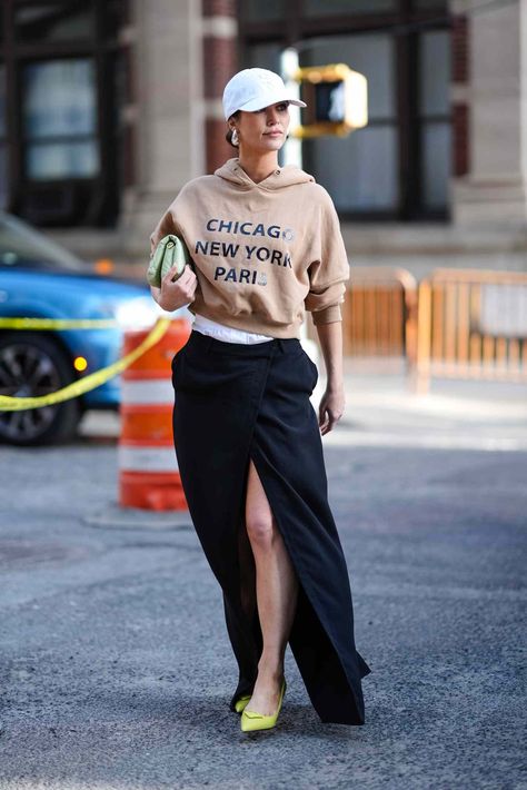 New York City's Street Style Is Unmatched—Here's Why San Francisco Street Style, Trousers Street Style, New York City Street Style, New York Sweatshirt, Maxi Skirt Style, Nyc Street Style, Street Style Edgy, The Best Street Style, New York Style