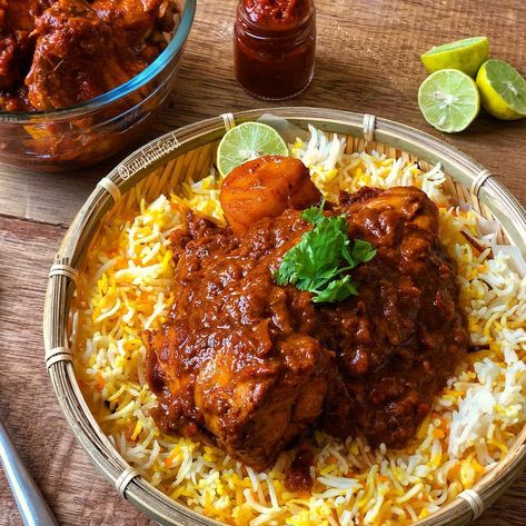 Who has the best Biriyani? Are you team Swahili, team India or team Pakistan? Here’s a pic of swahili chicken biriyani just in time for lunch 😉 #biriyani #biriyanilove #swahilifood #ramadanwithswahilifood #foodie #foodgram #food #foodphotography #foods #africanfoodyummy Swahili Biryani, Swahili Food Kenya, Swahili Recipes, Kenyan Food Recipes, Swahili Dishes, Swahili Culture, Beef Biryani Recipe, Beef Biryani, Kenyan Food