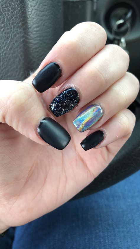 Black holographic and glitter nails Black And Neon Nail Ideas, Black Hologram Nails, Black Sparkle Dip Powder Nails, Black Holographic Nails, Nails Opal, Nails Holographic, Holographic Glitter Nails, Nail Black, Opal Nails