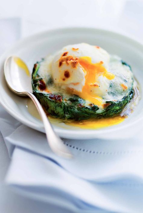 Easy Eggs Florentine Recipe Florentine Recipe, Vegetarian Brunch, Florentines Recipe, Eggs Florentine, Béchamel Sauce, Easy Eggs, Supper Recipes, Egg Breakfast, Breakfast Brunch Recipes