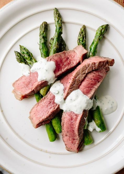 Here's a super quick dinner for your springtime arsenal — meaty sirloin tip steaks (sometimes called "charcoal steaks" or "knuckle steaks," depending on where you live) cook oh-so-quickly on a wire rack under the broiler, while the asparagus below soaks up all of the flavorful juices from the meat. An easy blender sauce with punchy chives and feta makes a great accompaniment. Essen, Steak Asparagus, Sirloin Tip Steak, Broiled Steak, Creamed Beef, Sirloin Tips, Sheet Pan Suppers, Cream Sauce Recipes, Think Food