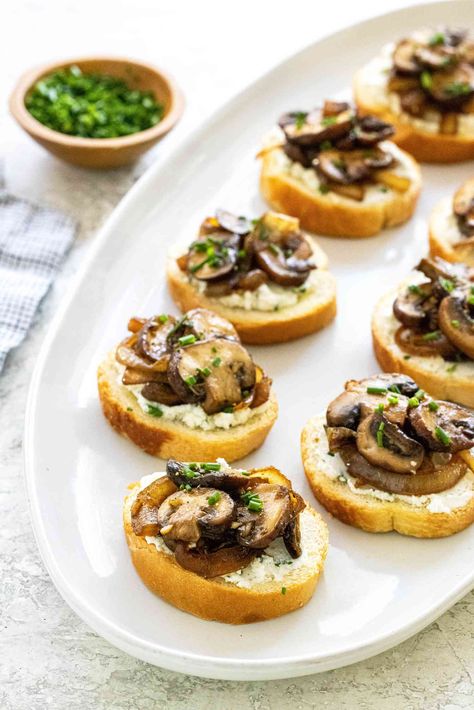 Mushroom Crostini Recipes, Mushroom Crostini, Caramelized Onions And Mushrooms, Crostini Appetizers, Gourmet Catering, Kitchen Ideas Farmhouse, Fancy Appetizers, Crostini Recipes, Kitchen Ideas Modern