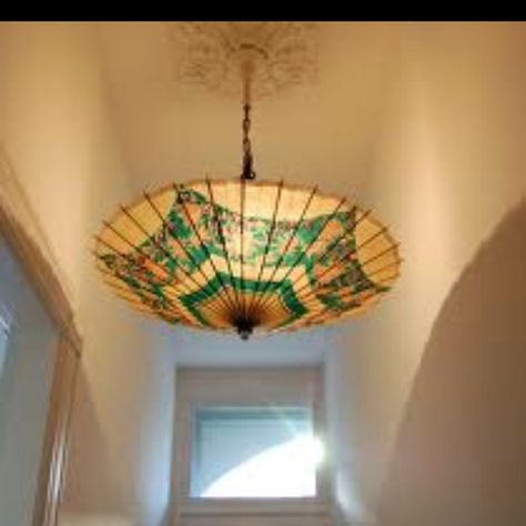 Cool idea turn an umbrella upside down an use for lighting Parasol Lights, Lamps Diy, Diy Light Fixtures, Lamp Makeover, Diy Lampe, Umbrella Lights, Creative Lamps, Old Lights, Overhead Lighting