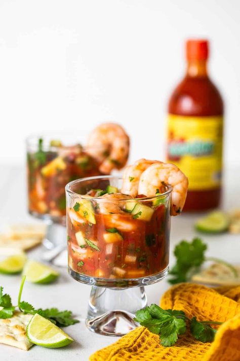 Cóctel de Camarón is a Mexican shrimp cocktail that combines juicy shrimp, a tangy tomato sauce, and a mix of fresh ingredients! Shrimp Cocktail Recipe Mexican, Mexican Seafood Recipes, Shrimp Cocktail Cups, Shrimp Cocktail Recipe, Mexican Shrimp Recipes, Mexican Shrimp Cocktail, Mexican Cocktails, Mexican Shrimp, Juicy Shrimp