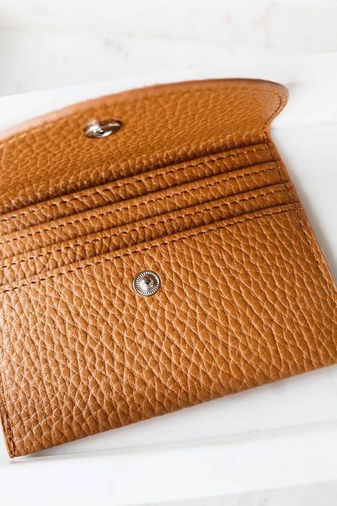 $28,00 Cool Wallets, Cardholder Wallet, Leather Cardholder, Vegan Wallet, Leather Ideas, Brown Wallet, Leather Art, Best Wallet, Online Clothing Boutiques