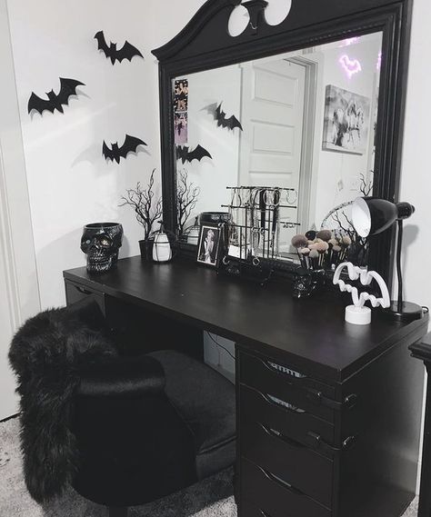 Gothic Homes 🖤 on Instagram: “@jaisgothichome 🖤 •• • #goth #gothic #gothgoth #gothhomedecor #gothaesthetic #gothicdecor #gothichome #gothgirl #alternative #gothspo…” Whimsigothic Bedroom, Goth Vanity, Horror Bedroom, Gothic Bathroom Ideas, Casa Rock, Gothic Home Decor Ideas, Gothic Homes, Goth House, Goth Room