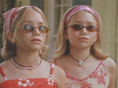 Mary-Kate and Ashley Olsen 2000s Childhood, 2000s Hairstyles, Grunge Outfits 90s, The Olsen Twins, 90s Grunge Hair, Childhood Aesthetic, London Holiday, Winning London, Mode Rose