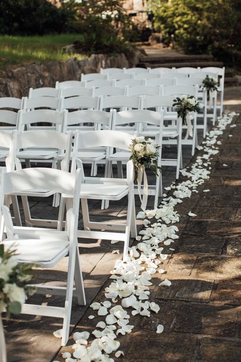 Aisle Flowers Wedding, Blush Ivory Wedding, Wedding Aisle Flowers, Wedding Aisle Outdoor, Chairs Wedding, Wedding Pews, Wedding Isles, Ceremony Chairs, Tafel Decor