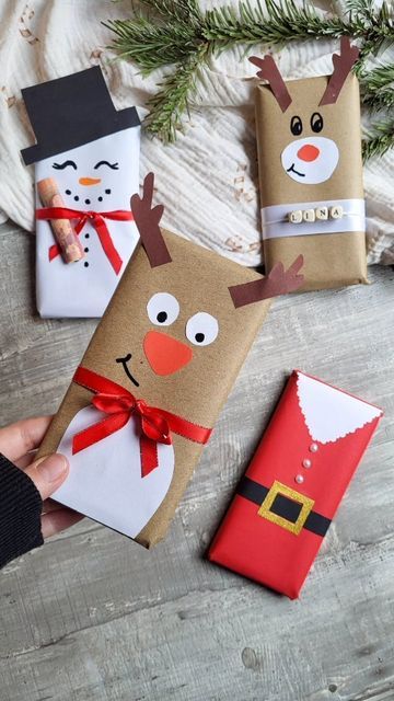 DIY Plotten Haussanierung Basteln on Instagram: "Geschenkverpackung . Egal ob Schokolade, Gutschein oder ein anderes Geschenk, wie wärs mit einer dieser Verpackungsideen? Sie sind ruckzuck gezaubert und entlocken bestimmt ein Lächeln. . Der süße Schneemann von @kreativtraumland hat mich auf diese Ideen gebracht. . Welche Variante ist dein Favorit? Habt ihr schon alle Geschenke besorgt? . . #geschenkverpackung #geldgeschenk #geschenkverpackungsideen #malandersverpackt #rentier #weihnachtsmann #weihnachtsdiy #schneemann #schokoladeverschenken #schokolade #gutscheinverschenken #schönverpacken #bastelnfürweihnachten #geschenkeverpacken #geschenk #geschenke #diycrafts #christmascrafts #christmascrafts #christmasreels #giftwrap #wrapping #wrappedwithlove #giftwrappingideas #christmasgifts #giftw Cute Ideas For Christmas Gifts, Self Made Christmas Gifts, Snowman Wrapping Ideas, Diy Gift For Christmas, Cheap Diy Christmas Gifts For Family, Christmas Bags Ideas, Cute Christmas Gifts Diy, Christmas Gift Diys, Selfmade Christmas Gifts