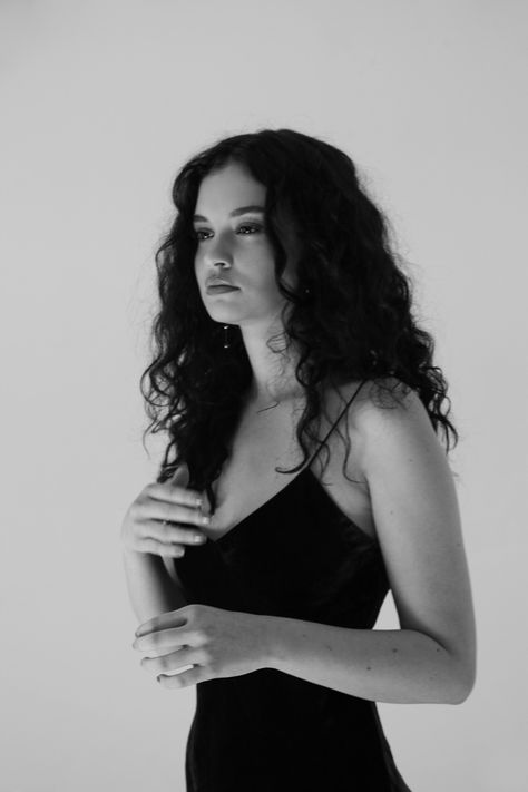 Sabrina Claudio Wavy Hair, Sabrina Claudio, Photoshoot Studio, Aesthetic Women, Dream Hair, Long Curly, Hair Goals, Cortes De Cabello Corto, Hair Inspo