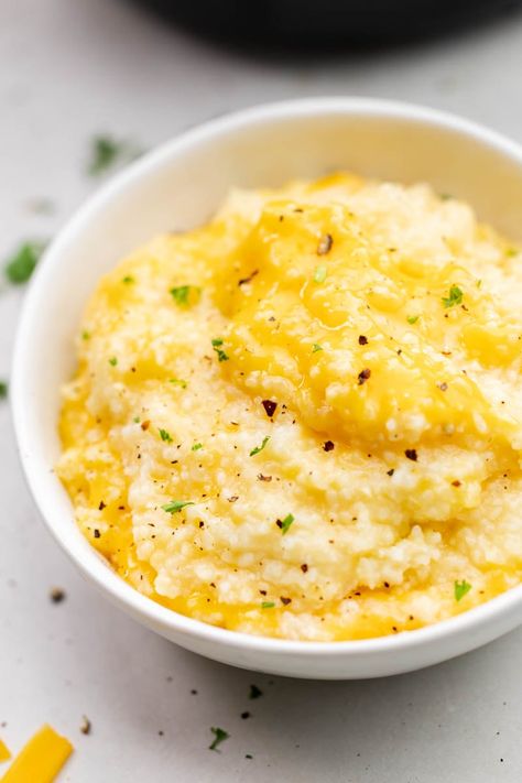 Parmesan Grits Recipe, Instant Grits Recipe Breakfast, Grits With Chicken Broth, Savory Grits Recipe, Cheesey Grits, Corn Grits Recipe, Grits Recipe Creamy, Grits Recipe Breakfast, Chicken And Grits