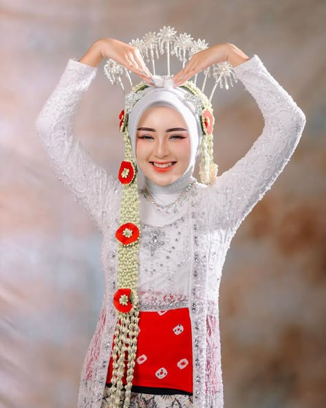 Wedding Dress Hijab Adat Jawa, Pernikahan Adat Jawa Hijab, Make Up Brushes Guide, Hijab Do Wedding, Kebaya Outfit, Wedding Dress Hijab, Pose Pengantin, Indonesia Traditional, Pose Wedding