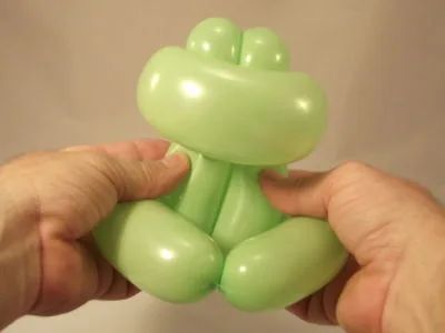 Diy Balloon Animals Easy, Balloon Frog, Balloon Sculptures Diy, Easy Balloon Animals, How To Make Balloon, Twisting Balloons, Felt Tip Markers, Balloon Crafts, One Balloon