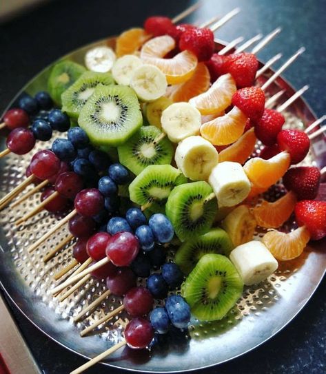 Fruit Kebabs, Fruit Platter Designs, Berbuka Puasa, Fruit Skewers, Catering Ideas Food, Party Food Platters, Easy Food Art, Fruit Platter, Party Food Appetizers