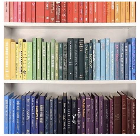 Book Organization By Color, Color Organized Bookshelf, Bookshelf Color Organized, Book Organization Aesthetic, Palette Bookshelf, Color Coded Bookshelf, Organization By Color, Bookshelf Bedroom Ideas, Room Library Ideas