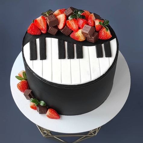 Birthday Cakes Music Theme, Cake For Music Lover, Music Cake Ideas, Music Birthday Cakes, Bolo Musical, Strawberry Chocolate Cake, Piano Cake, Music Themed Cakes, Fruit Cake Design