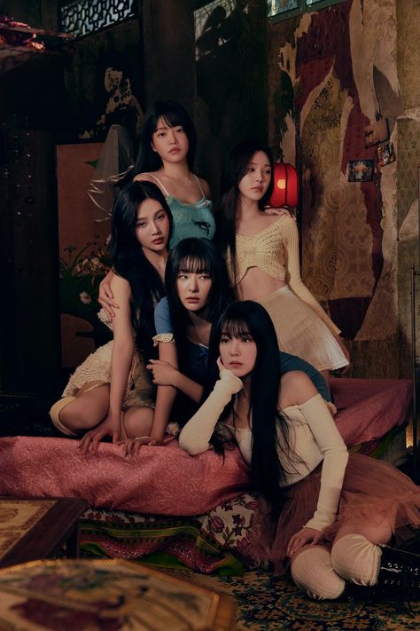 Red Velvet brings out more beautiful group and unit teaser photos for their comeback with 'Chill Kill' Red Velvet Photoshoot, Irene Red Velvet, Velvet Wallpaper, K Wallpaper, Photo Grouping, Red Velvet Seulgi, Red Velvet Irene, Girl Cakes, Crazy Horse