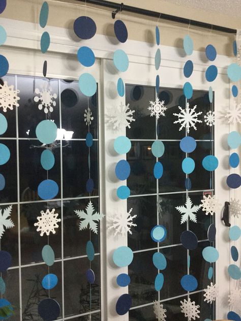 Snöflingor I Papper, Snowflake Backdrop, Winter Baby Shower Decorations, Winter Classroom Decorations, Classroom Christmas Decorations, Christmas School, Office Christmas Decorations, Preschool Christmas, Christmas Classroom