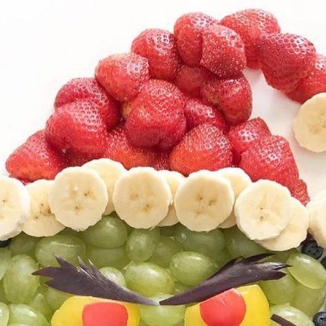 Grinch Fruit Platter, Grinch Grapes, Grinch Vegetable Tray, Grinch Fruit Tray, Grinch Skewers, Grinch Fruit, Grinch Strawberries, Grinch Hats Fruit, Grinch Food Ideas