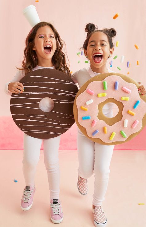 Donut Halloween Costume How-To Donut Halloween Costume, Donut Costume, Diy Halloween Costume Ideas, Cute Group Halloween Costumes, Bff Halloween Costumes, Easy Diy Costumes, Diy Kostüm, Homemade Halloween Costumes, Trendy Halloween Costumes