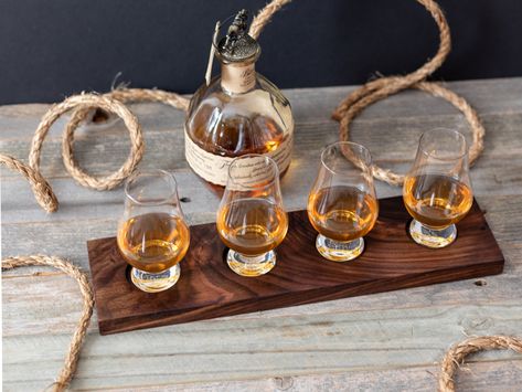 how to make a diy whiskey, bourbon, scotch, beer flight board Bourbon Crafts Diy, Whiskey Flights Ideas, Diy Whiskey Flight Board, Diy Wine Flight Board, Wooden Flight Board, Drink Flight Boards, Wine Flight Boards Diy, Flight Boards For Beer, Diy Flight Board