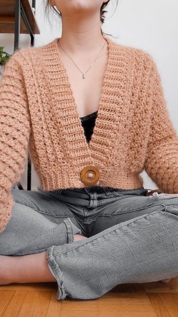 // D a i s y & D i m e // on Instagram: "My new fav crochet cardigan💫 . Finished stitching up this #CinnamonCappuccinoCardi a few days ago and i am over the moon with how it turned out!!! I definitely prefer this solid coloured version over my original colourblocked prototype tbh, and even got a little wild and added a solo button for a bit of closure which I ADOREEEEE🥰 as mentioned in my previous posts of this WIP, I've been using 2 strands of Friends Kid Silk and 1 strand of Friends Extra Crochet Cardigan Outfit, Diy Crochet Cardigan, Crochet Cardigan Tutorial, Crochet Cardigan Free, Trendy Cardigans, Crochet Boho Top, Crochet Cardigan Sweater, Crochet Chicken, Crochet Sweater Pattern Free