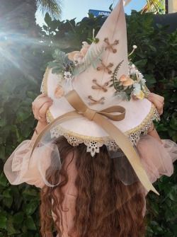 Mushroom Witch Hat, Witchy Activities, Mushroom Witch, Ren Faire Outfits, Ren Faire Costume, Hat Aesthetic, Fair Outfits, Pink Mushroom, Witch Hats