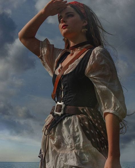 🌒 𝕰𝖒𝖎𝖑𝖎𝖏𝖆 𝕶𝖑𝖊𝖒𝖐𝖆𝖎𝖙𝖊 🌘 on Instagram: “🌊 through the seas 🌊 • Call me the master of Photoshop. • • • #piratesofthecaribbean #priate #piratecostume #pirateaesthetic #piratecore…” Caribbean Outfits, Nautical Aesthetic, Girl Pirates, Pirate Cosplay, Pirate Queen, Pirate Halloween Costumes, Fair Outfits, Nautical Outfits, Pirate Outfit