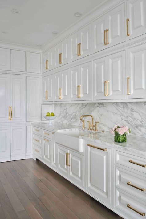 White and gold French-inspired kitchen with white cabinets, gold accents, marble countertops, and marble backsplash. Design by Rae Duncan Interior Design, Chicago, IL. Luxury White Kitchens, Classic House Interior, White Kitchen Ideas Modern, White And Gold Kitchen, Kitchen French, Inspiration Interior Design, Elegant Kitchen Design, Dream Kitchens Design, Kitchen Backsplash Designs