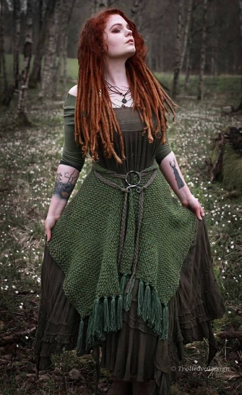 Viking Clothes Aesthetic, Crochet Viking Dress, Ren Faire Druid Costume, Vikingcore Fashion, Celtic Witch Outfit, Druid Inspired Outfit, Viking Aesthetic Woman Outfit, Hobbit Clothes Women, Ren Fair Viking