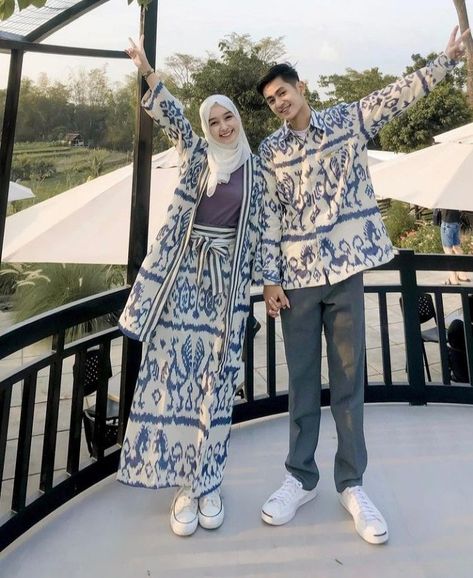 nyari baju? langsung klik aja.. Batik Dress Modern Simple, Lebaran Outfit, Ootd Lebaran, Indonesian Clothing, Dress Lebaran, Outer Batik, Batik Dress Modern, Kebaya Modern Dress, Batik Couple