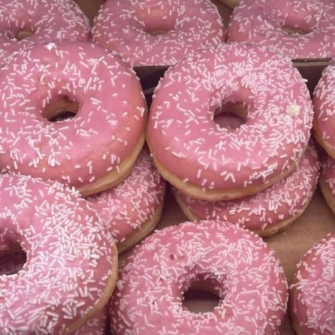 Strawberry Donuts, Sprinkle Donut, Pink Donuts, Birthday Brunch, Pink Foods, Weird Food, Cute Desserts, Breakfast Treats, Cake Inspiration