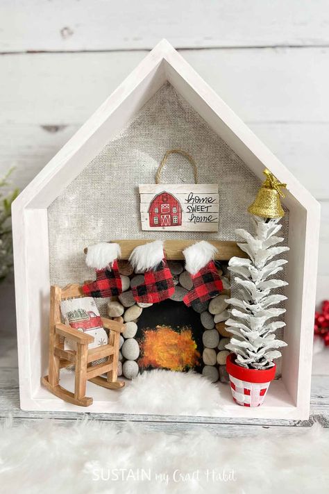 If you want to create a shadow box house, nothing is cozier than this home sweet home Christmas house. House Shaped Shadow Box Ideas, Diy Mini Wood House, Mini Christmas Scene Diy, Christmas Diy House, Christmas Diarama Ideas Kids, Christmas Shadow Box Ideas Diy, Diy House Craft, Christmas In A Box Ideas, Shadow Box Craft Ideas