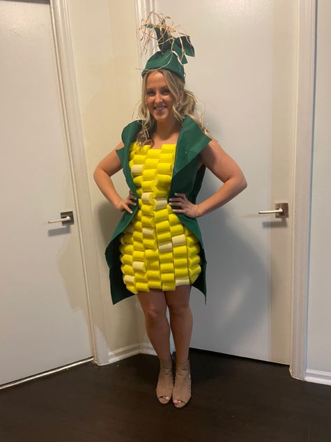 Corn costume DIY made from yellow foam hair rollers and green felt Foam Hair Rollers, Vegetable Dress, Vegetable Costumes, Corn Costume, School Costume, Yellow Costume, Food Costumes, Diy Kostüm, Dress Up Day