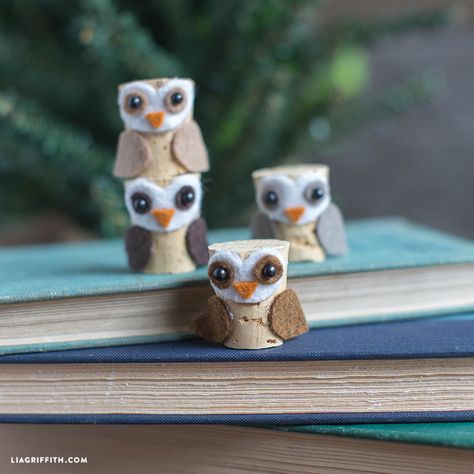 Lovers of owl crafts will go crazy for this DIY cork owl project. Made using a cork, pins and felt this is the perfect afternoon DIY. By Lia Griffith Wine Cork Crafts Christmas, Cork Crafts Christmas, Owl Craft, Diy Cork, Wine Cork Diy Crafts, Wine Cork Projects, Wine Cork Ornaments, Cork Crafts Diy, Wine Cork Diy