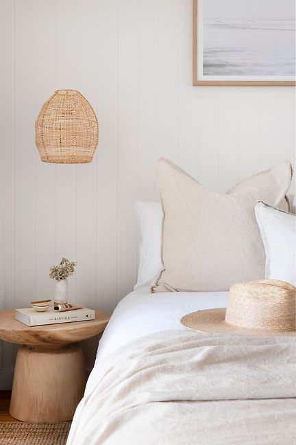 Beachouse Bedroom Ideas, Beachy Neutral Bedroom, Neutral Beach Aesthetic Home, Beach Apt Decor, Beach Home Bedroom Ideas, Minimalistic Beach Bedroom, California Beach House Bedroom, Minimalist Bedroom Beach, White Beach Bedroom Ideas